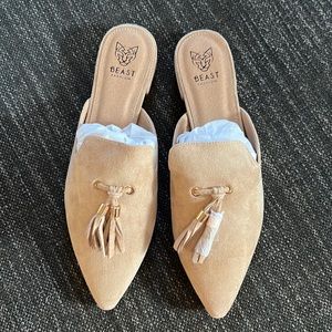 Flat suede pointed toe mules with tassels